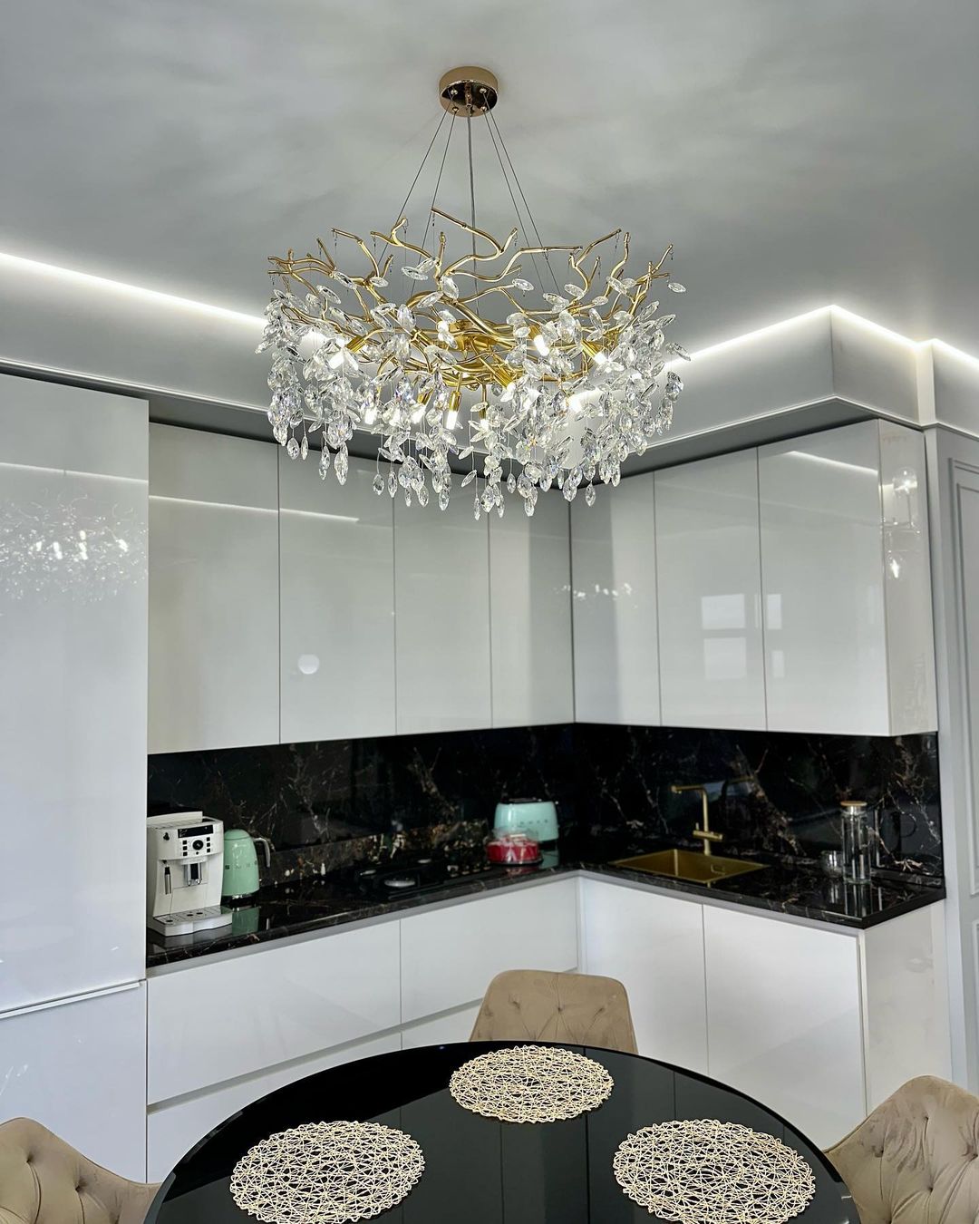 Sculptural Branch-Inspired Statement Pendant Light