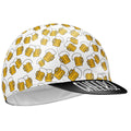 Gorra de ciclismo blanca con diseño gráfico de tema cervecero y visera diseñada