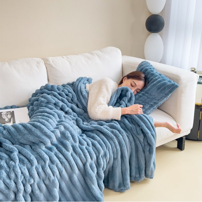 Luxury Faux Fur Throw Blanket with Double-Sided Plush Pile and Matching Pillowcase - Image 4
