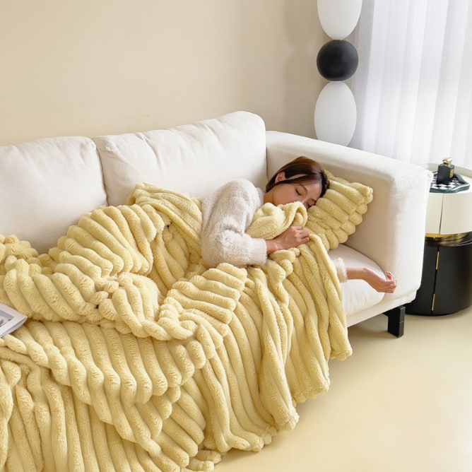 Luxury Faux Fur Throw Blanket with Double-Sided Plush Pile and Matching Pillowcase - Image 9