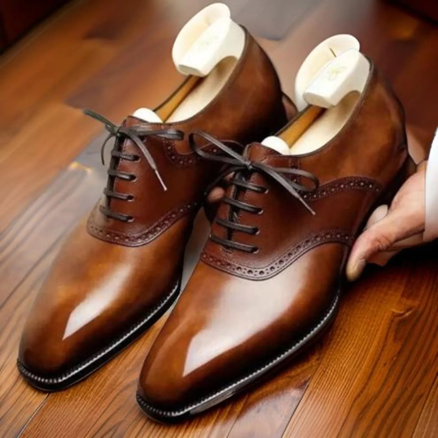 Men's Classic Brogue Oxford Dress Shoes for Business and Formal Events